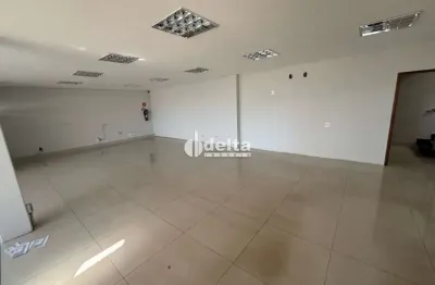 Loja disponível para locação no bairro custódio pereira em uberlândia-mg