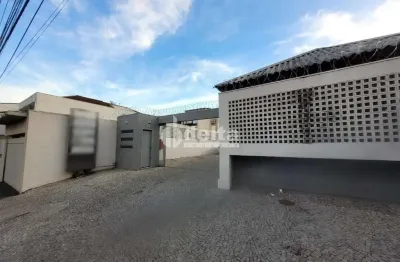 Casa comercial disponível para locação no bairro tabajaras em uberlândia-mg