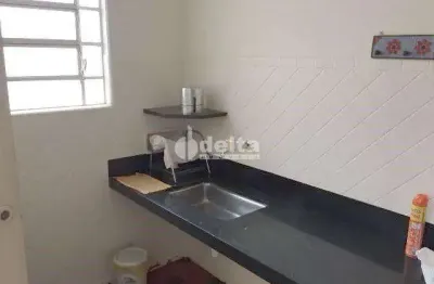 Casa comercial disponível para locação no bairro martins em uberlândia-mg