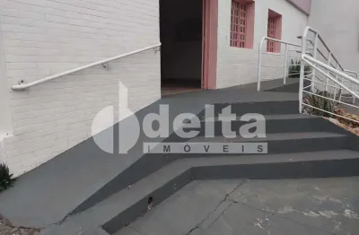 Casa comercial disponível para locação no bairro centro em uberlândia-mg