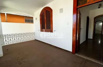 Casa comercial disponível para locação e venda no bairro centro em uberlândia-mg