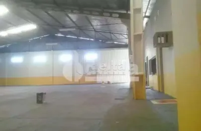 Galpão disponível para locação no bairro brasil em uberlândia-mg