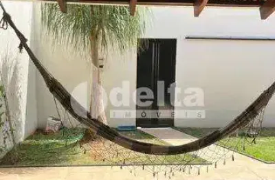 Casa disponível para locação no bairro jardim inconfidência em uberlândia-mg