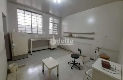 Casa comercial disponível para locação no bairro centro em uberlândia-mg