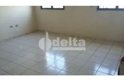 Prédio disponível para locação no bairro segismundo pereira em uberlândia-mg.