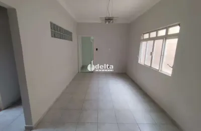 Casa residencial com 3 quartos sendo 1 suíte disponível para locação e venda no bairro Nossa Senhora Aparecida em Uberlândia-MG