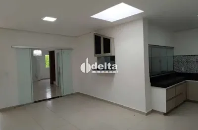 Casa em condomínio com 3 quartos sendo 1 suíte, disponível locação e venda no bairro morada da colina em uberlândia-mg