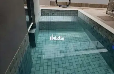 Casa residencial em condomínio disponível para disponível para locação no bairro granja marileusa em uberlândia-mg.