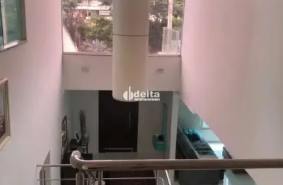 Casa residencial disponível para locação e venda no bairro jardim karaíba em uberlândia-mg.