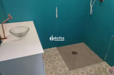 Casa residencial disponível para locação no bairro jardim karaíba em uberlândia-mg.