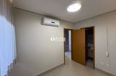 Casa em condomínio disponível para venda no bairro granja marileusa em uberlândia-mg.