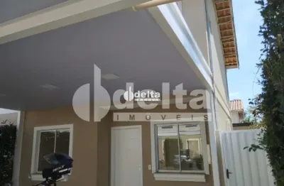 Casa residencial em condomínio disponível para locação no bairro morada da colina em uberlândia-mg.