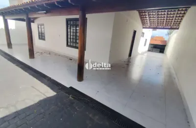 Casa com 3 quartos sendo 1 suíte, disponível para locação no bairro cidade jardim em uberlândia-mg.