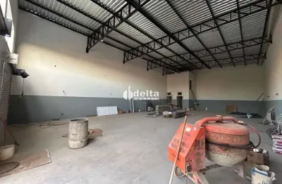 Galpão disponível para locação no bairro santa rosa em uberlândia-mg.