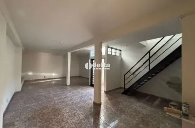 Casa comercial disponível para locação no bairro tabajaras em uberlândia-mg