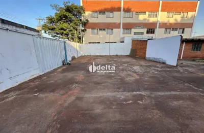 Casa comercial disponível para locação no bairro Brasil em Uberlândia-MG.