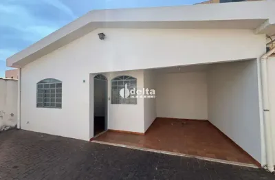 Casa disponível para locação no bairro santa mônica em uberlândia-mg