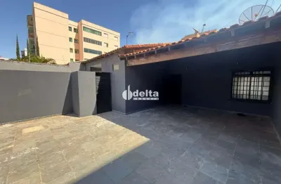 Casa disponível para locação no bairro santa mônica em uberlândia-mg