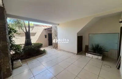 Casa residencial e comercial com 4 quartos e 2 suítes disponível para locação no bairro nossa senhora aparecida em uberlândia-mg