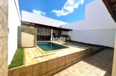 Casa residencial disponível para locação no bairro umuarama em uberlândia-mg.