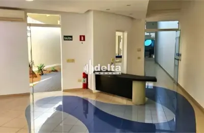 Casa comercial disponível para locação no bairro osvaldo rezende em uberlândia-mg.