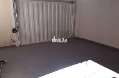 Casa comercial disponível para locação no bairro osvaldo rezende em uberlândia-mg.