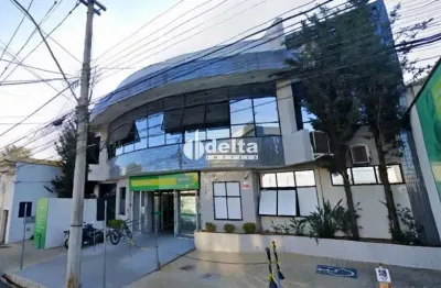 Predio comercial com 1.000m², disponível para locação no bairro brasil em uberlândia-mg