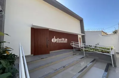 Casa comercial com 3 quartos disponível para locação no bairro vigilato pereira em uberlândia.
