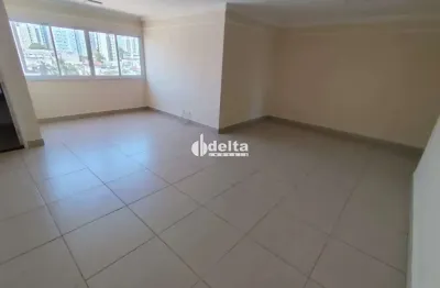 Apartamento com 04 quartos disponível para locação no bairro centro em uberlândia-mg.