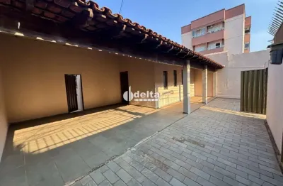 Casa disponível para locação no bairro santa mônica em uberlândia-mg