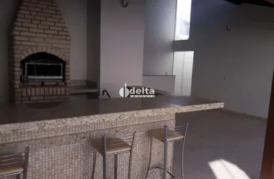 Casa residencial com 4 quartos disponível para locação no bairro cidade jardim em uberlândia-mg.