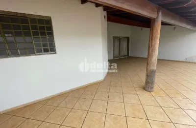 Casa residencial com 3 quartos, sendo 1 suíte, disponível para locação no bairro santa luzia em uberlândia-mg