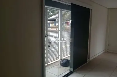 Casa comercial disponível para locação ou venda no bairro umuarama em uberlândia-mg.