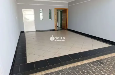 Casa residencial com 3 quartos disponível para locação no bairro santa rosa em uberlândia-mg.