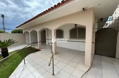 Casa comercial com habite-se e 6 quartos disponível para locação no bairro tabajaras em uberlândia-mg.