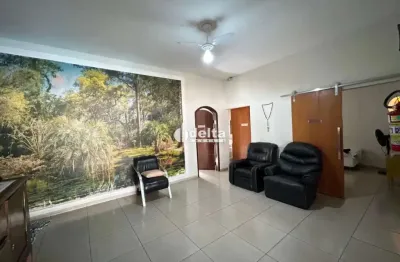 Casa comercial com habite-se e 6 quartos disponível para locação no bairro tabajaras em uberlândia-mg.