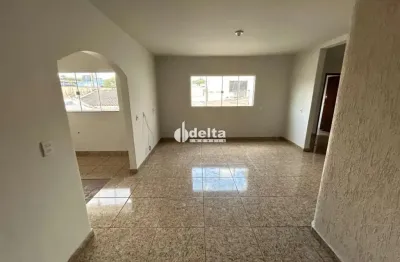 Casa estilo sobrado geminado com 3 quartos disponível para locação no bairro martins em uberlândia-mg.