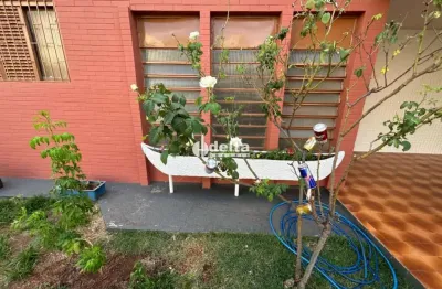 Casa residencial com 5 quartos sendo 1 suíte disponível para locação no bairro centro em uberlândia-mg