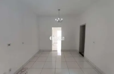 Casa residencial com 4 quartos sendo 1 suíte disponível para locação no bairro marta helena em uberlândia-mg.