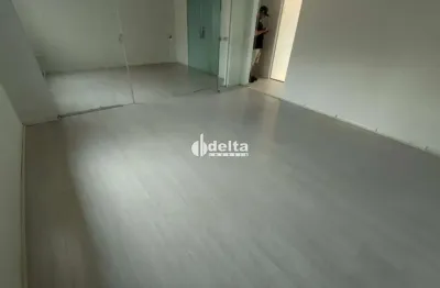 Casa comercial com 6 salas disponível para locação no bairro centro em uberlândia-mg.