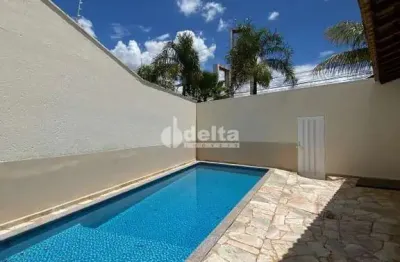 Casa residencial com 4 quartos disponível para locação no bairro jardim karaíba em uberlândia-mg.
