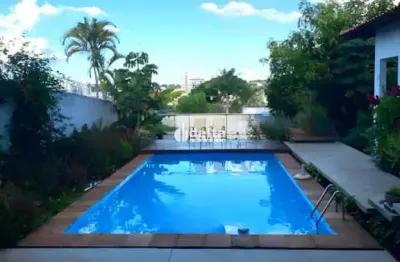 Casa residencial com 4 suítes e piscina disponível para locação e venda bairro cidade jardim em uberlândia-mg.