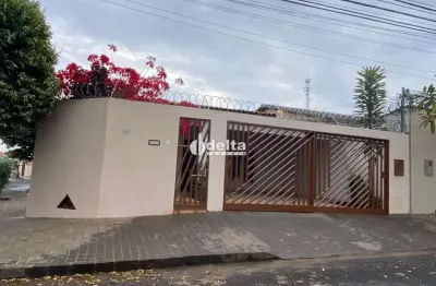 Casa residencial com 4 quartos disponível para locação no bairro cidade jardim em uberlândia-mg.