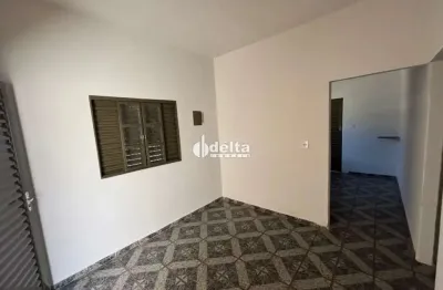 Casa residencial com 2 quartos disponível para locação no bairro segismundo pereira em uberlândia - mg.