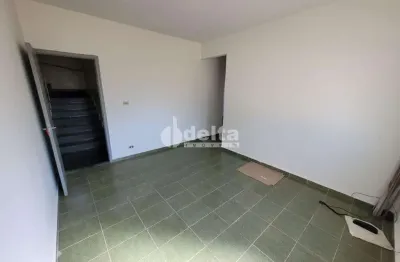 Apartamento com  3 quartos com armários sendo 1 suíte disponível para locação no bairro centro em uberlândia-mg