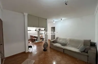 Casa residencial com 5 quartos sendo 2 suíte disponível para locação e venda no bairro brasil em uberlândia - mg