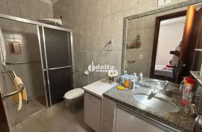 Casa residencial de 4 quartos sendo 1 suíte disponível para locação no bairro santa mônica em uberlândia - mg.