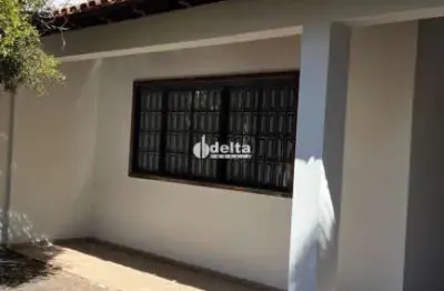 Casa residencial com 3 quartos sendo 1 suíte disponível para locação no bairro santa mônica em uberlândia - mg.