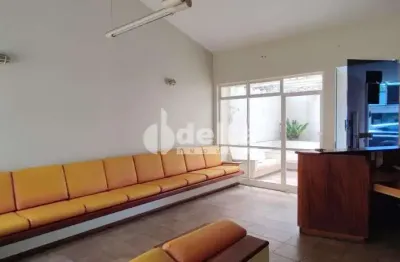 Casa comercial com 4 quartos sendo 1 suíte disponível para locação no bairro centro em uberlândia - mg.