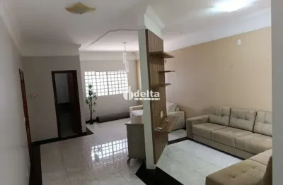 Casa residencial com 4 quartos sendo 1 suíte disponível para locação no bairro santa mônica em uberlândia-mg.